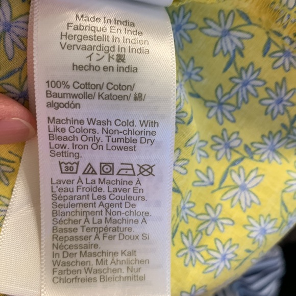 J.Crew Embroidered Flutter Sleeve Top in
Stellar Yellow Daisy - Size Medium - Picture 7 of 8